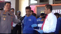 Kapolres Pekalongan AKBP Arief Fajar Satria saat mengintrogasi tersangka pencabulan dalam konferensi pers, Senin (6/3/2023). (Jateng Memanggil/Ist)
