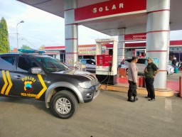 Kapolsek Cepiring AKP Edy Dwi Pebrianto, saat melaksanakan tugas patroli di SPBU Cepiring, Senin 08/05/2023. (Roni/Jateng Memanggil)
