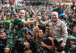 Pangdam IV/Diponegoro Mayjen TNI Widi Prasetijono (kiri) Kapolda Jateng, Irjen. Pol. Drs. Ahmad Luthfi (kanan) saat berjabat tangan dalam acara Apel Konsolidasi Operasi Ketupat Candi 2023 sekaligus Halal Bihalal, di Lapangan Parade, Makodam, Senin 8/5/202