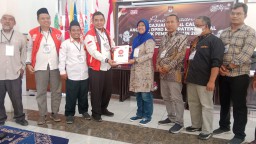Ketua DPD PKS Kendal, Sulistyo Aribowo, saat menyerahkan berkas dokumen pendaftran Bacaleg anggota DPRD Kendal pada Pemilu 2024, di Ketua KPU, Senin 08/05/2023 petang (Roni/Jeteng Memanggil)