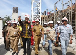 
Gubernur Jawa Tengah Ganjar Pranowo didampingi Bupati Magelang Zaenal Arifin dan pejabat terkait lainnya, melihat pembangunan MAJT kedua yang berada di Jalan Soekarno Hatta, Sawitan, Kecamatan Mungkid, Kabupaten Magelang. (Memanggil.co/ist) 
