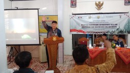 Tim KPK RI Ketua Direktorat Pembinaan Peran Serta Masyarakat, Freis Mount Wongso, saat memberikan Bimtek program "Desa Anti Korupsi" di Desa Ngampel Wetan, Kecamatan Ngampel Kendal, Selasa 09/05/2023. (Roni/Jateng Memanggil)