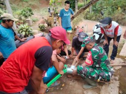 Danramil 14/Limbangan, Kapten Cba Ajis Bukhori Muslim saat menyiapkan alat pengecoran dalam kegiatan Pra TTMD Sengkuyung Tahap I tahun 2023 Kodim 0715/Kendal, di Desa Ngesrepbalong Kecamatan Limbangan Kendal, Selasa 09/05/2023. (Jateng Memanggil/Ist)