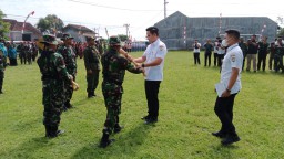 Bupati Dico menyerahkan cangkul ke TNI AD. (Roni/Jateng Memanggil)
