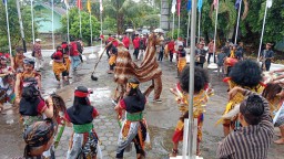 Diiringi Pentas Kesenian Barongan, DPD PDI Perjuangan Kendal Serahkan Berkas Pendaftaran ke KPU Kendal