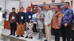 Pakai Baju Adat Jawa, DPD Partai Nasdem Kendal Serahkan Berkas Pendaftaran Bacaleg ke KPU Kendal