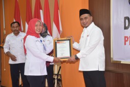 Wagub Jateng, Gus Taj Yasin, saat memberikan penghargaan kepada salah seorang pengurus PMI, di Aula PMI Kabupaten Tegal, Kamis 11/05/2023. (Jateng Memanggil/Ist)