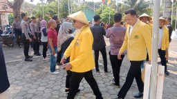 Bacaleg dari DPD Partai Golkar, Dedy Ashari Setiawan (pakai caping tani) bersama Ketua DPD Partai Golkar, saat akan memasuki kantor KPU Kendal, Sabtu 13/05/2023 petang. (Roni/Jateng Memanggil)