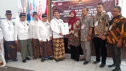 Jaga Tradisi Santri, Bacaleg dari PKB Kendal Kenakan Sarung Saat Mendaftar di KPU Kendal