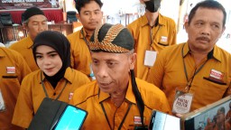 Ketua DPC Hanura Kendal Rocbiyanto, usai mendaftarkan Bacalegnya di KPU Kendal, Minggu 14/05/2023. (Roni/Jateng Memanggil)