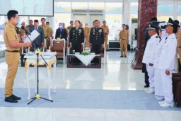Bupati Kendal, Dico M Ganinduto, saat melantik tiga PAW Kades, di Pendopo Kendal, Senin 15/05/2023. (Roni/Jateng Memanggil)