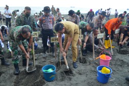 Keterangan:Danrem 073/Makutarama Kolonel Inf Purnomosidi, Dandim 0715/Kendal Letkol Inf Jenry Pollii bersama Bupati Kendal, saat menanam pohon Mangrove di pantai utara Kaliwungu Kendal, Senin 15/05/2023 petang. (Jateng Memanggil/Ist)