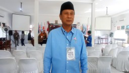 Keterangan: Salah seorang Bacaleg dari partai Demokrat yang ada di Dapil lima, Sholihin, usai menyerahkan berkas pendaftarannya ke KPU Kendal (Roni/Jateng Memanggil)