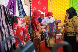 
Produk wastra dan kriya asal Jawa Tengah tampil dalam Expo Peringatan HUT ke-43 Dekranas, di Lapangan Banteng, Medan, Sumut