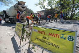 Pemerintah Provinsi Jateng pun langsung gerak cepat melakukan penanganan di titik-titik jalan yang rusak tersebut. Mulai dari penanganan darurat sampai permanen yang saat ini sedang berlangsung.