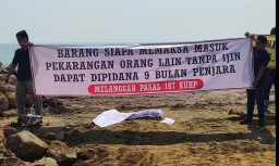 Keterangan: Warga pesisir pantai Slamaran Kota Pekalongan Jateng, saat memblokir askes proyek nasional pembangunan tanggul, di pantai Slamaran, Kota Pekalongan. Rabu 17/05/2023. (Jateng Memanggil/Ist) 