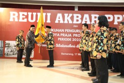 Keterangan: Wagub Jateng, Taj Yasin, saat menyerahkan bendara pataka kepada ketua PPWP Provinsi Jateng periode 2023-2028, di Sasana Widya Praja BPSDMD Semarang, Rabu 17/05/2023. (Jateng Memanggil/Ist)
