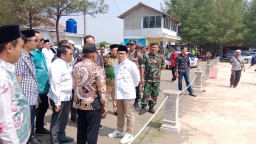 Wakil DPR RI, Muhaimin Iskandar, saat mengunjungi wisata Pantai Indah Kemangi Desa Jungsemi Kangkung, Kendal, untuk berdialog dengan Kepala Desa se- Kabupaten Kendal, Kamis 18/05/2023. (Roni/Jateng Memanggil)