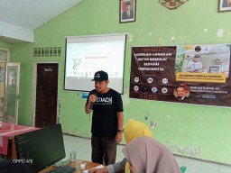 Keterangan: Owner RBM Kendal, saat memberikan pelatihan digital marketing kepada masyarakat Kendal, di Desa Sudipayung, Ngampel, Kendal, Kamis 18/05/2023. (Roni/Jateg Memanggil)