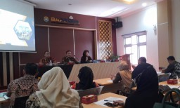 Kepala Bapenda Kendal, Abdul Wahab (tengah) saat memberikan pengarahan saat Rakor Optimalisasi Pembayaran PBB-P2 Tahun 2023, di Ruang Rapat Lantai 3 Bapenda Kendal, Jumat 19/05/2023. (Jateng Memanggil/Ist)