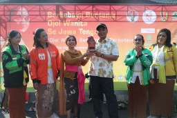
Wagub Taj Yasin menghadiri acara ‘Berkebaya Bersama Ojol Wanita se-Jawa Tengah’, di halaman Klenteng Sampookong Semarang, Minggu (21/5/2023).(Memanggil.co) 

