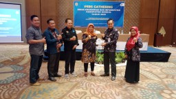 Keterangan: Plt Diskominfo Kendal, Rini Utami, saat memberikan penghargaan kepada Dinas Kominfo Gunung Kidul, di Hotel Santika, Sabtu 27/05/2023. (Roni/Jatang Memanggil)