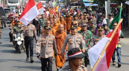 Keterangan: Jajaran Polres dan Kodim Kendal, saat mengawal perjalanan biksu dari Thailand, yang akan rencananya akan bermalam di Gereja Santo Antonius Padua Kendal, Sabtu 27/05/2023 petang.(Jateng Memanggil/Ist) 
