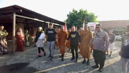 Rela Berjalan Sejauh 600 meter Bersama 32 Biksu Todhong, Bupati Dico Ingin Tunjukkan Sikap Toleran