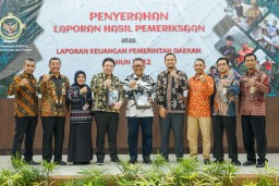 Ketua BPKRI Jawa Tengah, Hari Wiwoho menyerahkan hasil pemeriksaan LKPD Kabupaten Batang , Boyolali, Banyumas, Purworejo, Demak dan Rembang dengan opini atas LKPD tahun 2022 Wajar Tanpa Pengecualian (WTP).

