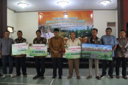 Bupati Temanggung HM Al Khadziq, saat penyerahan simbolis bantuan pupuk untuk petani tembakau di Balai Desa Wonokerso, Kecamatan Tembarak, Temanggung, Minggu (14/5/2023).