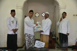 Wagub Jawa Tengah Taj Yasin Maimoen menyerahkan bantuan 100 unit alat tangkap kepiting, kepada warga Desa Panikel, Kecamatan Kampung Laut, Kabupaten Cilacap.