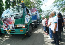
Gubernur Jawa Tengah, Ganjar Pranowo, kembali melepas ekspor produk UMKM Jateng ke berbagai pasar dunia, Jumat (12/5//2023). Sebanyak tujuh kontainer yang memuat beragam produk UMKM senilai Rp7,2 miliar, dilepas Ganjar di depan Hotel Java Heritage Banyum