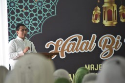 Gus Yasin saat memberikan sambutan acara Halal Bihalal, di Rumah Dinas Wakil Gubernur, setempat. (Memanggil.co)