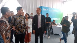 Keterangan: Bupati Kendal, Dico M Ganinduto (baju batik) bersama Owner dan Chairman ALBA Group Asia, Dr. Axel Schweitzer (jas hitam) saat acara Groud Breking fasilitas baru PT ALBA Tridi Plastics Recycling Indonesia, di KIK Kendal, Selasa 06/06/2023. (Ron