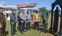 Keterangan: Dandim 0715/Kendal, Letkol Inf Jenry Polii, saat memukul kentongan sebagai simbol di tutupmya kegiatan TMMD Sengkuyung Tahap 1 Tahun 2023 Kodim Kendal, Kamis 08/06/2023. (Jateng Memanggil/Ist)
