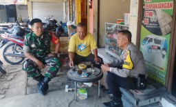 Keterangan: Bhabinkamtibmas, Aiptu Arifin bersama Babinsa Serda Teguh, saat melakukan kunjungan ke warga Dusun Krajan Desa Bebengan Kecamatan Boja, Kendal, Sabtu 10/06/2023. (Jateng Memanggil/Ist)