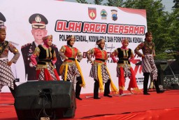 Keterangan: Anggota Polres Kendal, saat menampilkan seni budaya tari, di acara Olahraga Bersama, yang digelar Polres Kendal, di Halaman Mapolres Kendal, Jumat 16/06/2023. (Jateng Memanggil/Ist)