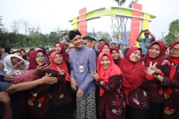 Rumahnya Digunakan Tempat Belajar, Guru Honorer di Grobogan Diganjar Motor oleh Ganjar