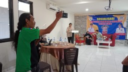 Ketetangan: Pengampu Sekretariat DBH CHT Provinsi Jateng, Een Erliana, saat mensosialisasikan peraturan perundang- undangan Bea Cukai, di River Walk Boja, Rabu 21/06/2023. (Roni/Jateng Memanggil)