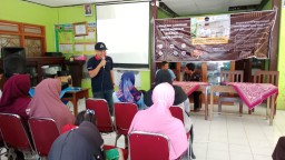 Keterangan: Owner RBM Kendal, Nur Ma'ruffin, saat memberikan pelatihan digital marketing di Desa Bojonggede, Ngampel, Kendal, Kamis 22/06/2023. (Roni/Jateng Memanggil)