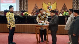 Keterangan: Wakil Ketua DPRD Kendal, Ainurrachim, saat menandatangai persetujuan bersama Raperda tentang pertanggungjawaban pelaksanaan APBD Kendal TA 2022 menjadi Perda Kendal, di Ruang Paripurna DPRD Kendal, Kamis 22/06/2023. (Roni/Jateng Memanggil)