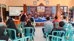 Keterangan: Owner RBM Kendal, Nur Ma’ruffin, saat menyampaikan materi dalam pelatihan Digital Marketing, di Kelurahan Pekauman Kendal, Selasa 18/07/2023. (Roni/Jateng Memanggil)