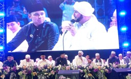 Keterangan: Bupati Kendal, Dico M Ganinduto (baju hitam) saat mengikuti bersholawat bersama Habib Syech, di Stadion Kebondalem Kendal, Rabu 25/07/2023 petang. (Roni/Jateng Memanggil)