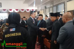 Keterangan: Bupati Kendal, Dico M Ganinduto, saat memberikan selamat Hari Jadi Kendal kepada jajaran OPD- OPD di Kendal, usai rapat istimewa Hari Jadi Kendal ke 418, di Ruang Paripurna DPRD Kendal, Kamis 27/07/2023. (Roni/Jateng Memanggil)