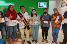 Peringati Harpelnas, BPJamsostek Cabang Kendal Bagi- bagikan Doorprize ke Pelanggan