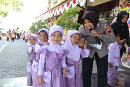 Tumbuhkan Rasa Cinta, Satlantas Polres Kendal Kenalkan Tupoksi Polri ke Anak- anak Sejak Dini