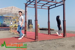 Kembangkan Pariwisata dan Industri Kreatif, Pemkab Kendal Gelar Fesyen Show Jeans dan Batik di Pantai Ngebum