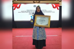Keterangan: Direktur PEM Akamigas, Erdila Indriani, saat menerima penghargaan dalam acara Penyerahan Alokasi Daftar Isian Pelaksanaan Anggaran (DIPA) dan Buku Daftar Transfer Ke Daerah (TKD) Tahun Anggaran 2024, di Gedung Abdi Praja Pemprov Jateng. (dok/J