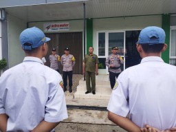 Keterangan: Kasat Binmas Polres Kendal, AKP Subeki, saat memberikan pembinaan kepada siswa, di Halaman SMK NU 06 Mualimin, Senin 22/01/2024. (Ist/Jateng Memanggil)