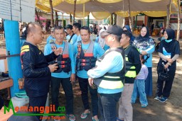 Keterangan: Kepala Disporapar Kendal, Ircham Chalid (tengah) bersama pemandu jetski saat pemanasan sebelum menaiki jetski, di PIK, Minggu 28/04/2024. (Roni/Jateng Memanggil)